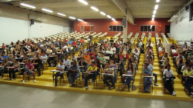 Alunos que participarão do processo de ensino semipresencial da FAMINAS-BH.