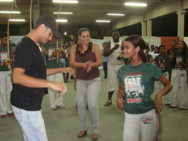 Professora Thatiane Ruas com os alunos de pedagogia.