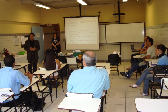 A primeira aula de Gestão de Negócios foi ministrada pelo Prof. Mário Costa Benz e contou com o apoio da Assessora Comercial, Renata Moreira 