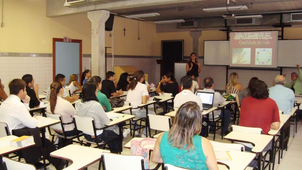 Mesa-redonda: Bioética, com as professoras Carla Gonçalves, Ludmila Stigert, Vanessa Patrocício e outras convidadas.