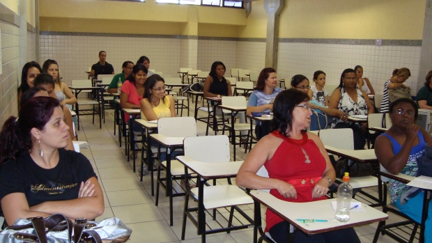 Os alunos acompanharam atentamente o curso Mulher, música e política