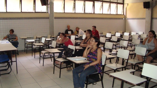 Sessão de Cinema Comentado, com a Profa. Sônia Viana. Filme: Quase Deuses