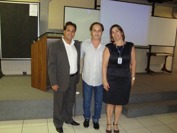 Da esq. para a dir.: Prof. Mário Benz, Coordenador dos cursos de MBA, Prof. José Flávio Pereira e Renata Moreira, Assessora Comercial da FAMINAS-BH.