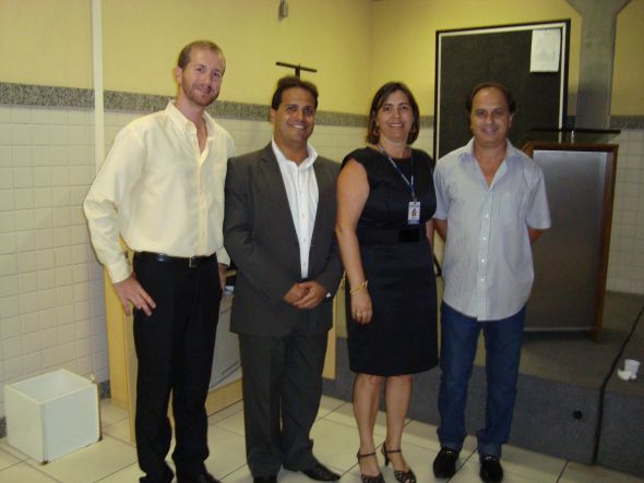 Da esq. para a dir.: Prof. Eduardo Andrade, Prof. Mário Benz, Renata Moreira e Prof. José Flávio Pereira