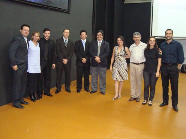Da esq. à dir.: na quinta posição, o Prof. Eloy Lemos, a sua direita, o palestrante Adriano Grigorini e a sua esquerda, o palestrante Mário Quintão