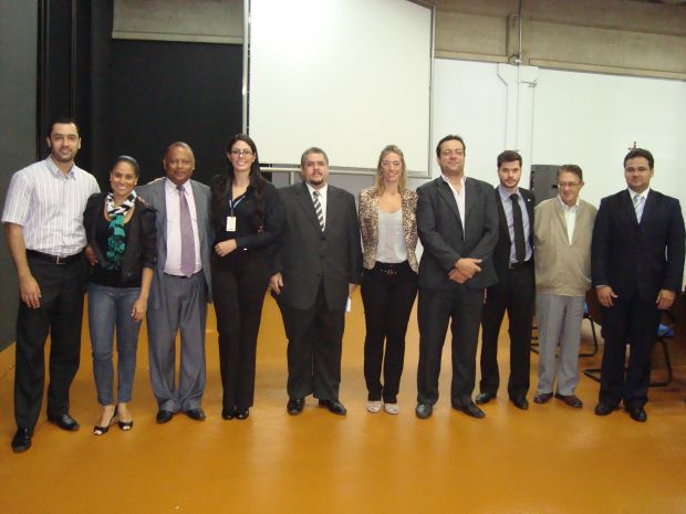 O palestrante Prof. Ms. Antonio Gonçalves (o quinto da esq, para a dir) com alguns professores da FAMINAS-BH que o recepcionaram.
