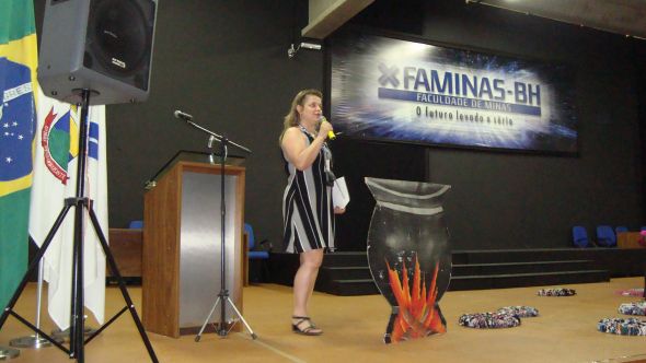 Professora Alexandra Rangel, apresentando o Grupo Alegria e Companhia