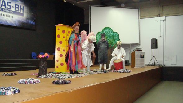 O Grupo apresentou a história da Dona Baratinha, um clássico dos contos infantis
