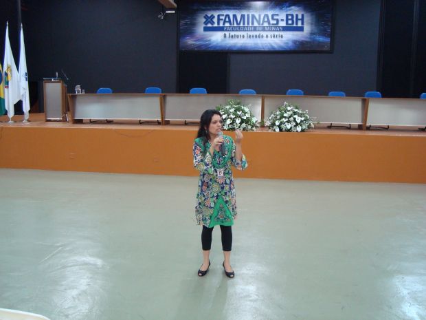 Coordenadora Pedagógica da FAMINAS-BH, Profa. Bárbara Mascarenhas, em seu discurso de abertura do Simpósio