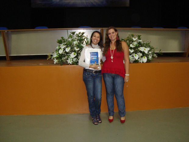 A palestrante Profª. Jacqueline Leão e a Coodenadora do Curso de Pedagogia Profa. Thatiane Ruas