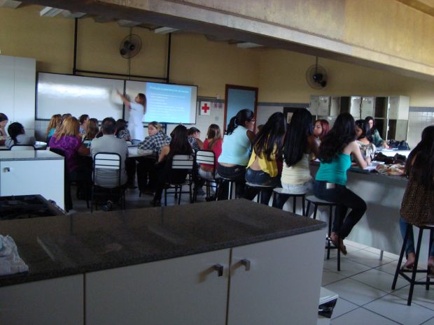 Minicurso no laboratório de Nutrição.