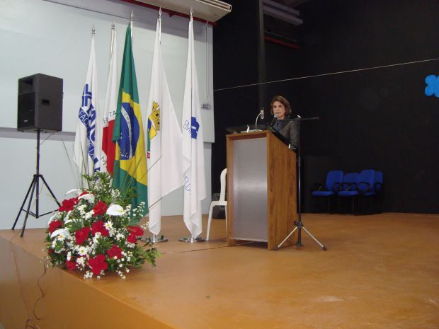 A Diretora Acadêmica da FAMINAS-BH, Rejane Maria Guimarães em seu discurso de abertura do Simpósio.