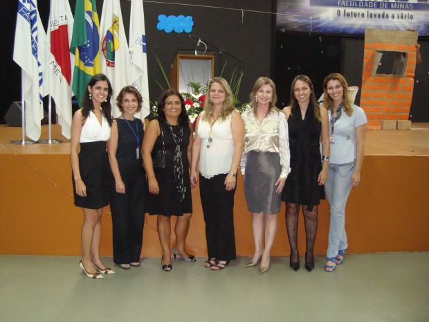 Profª Roberta Mendes, Rejane Guimarães, a palestrante Prof.ª  Helideia Lima, juntamente com algumas coordenadoras dos cursos participantes.