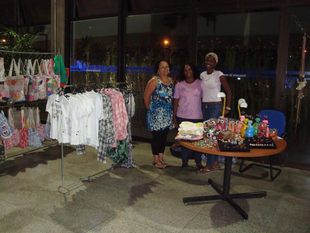 Artesãs da Pastoral da Mulher: umas das expositoras durante a Mostra de Artesanato.