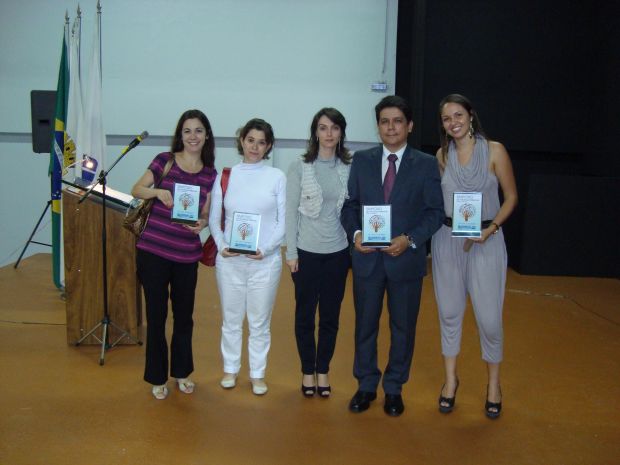 Profissionais participantes da mesa redonda cujo tema foi &amp;quot;A atuação da equipe multiprofissional na atenção terciária à saúde&amp;quot;.
