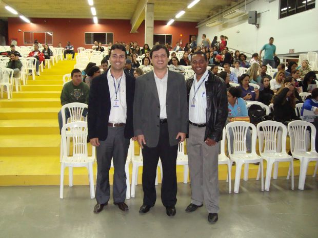 Da esq. à dir.: Prof. Rodrigo Soares, o palestrante Marco Diniz e o Prof. Avelino da Silva. 