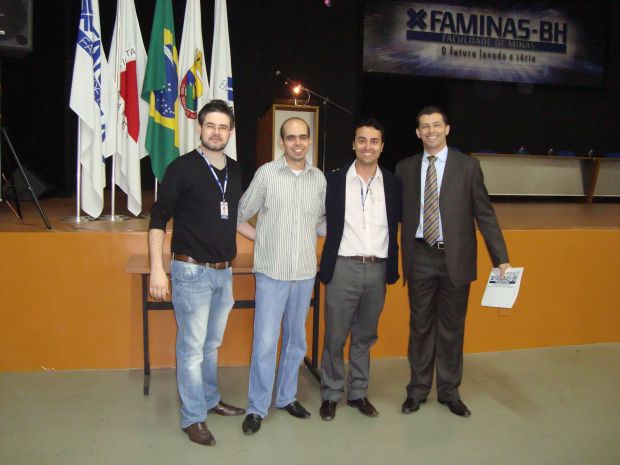 Os professores Ítalo Carvalho, Eduardo Pereira e Rodrigo Soares com o palestrante Adilson Robes.
