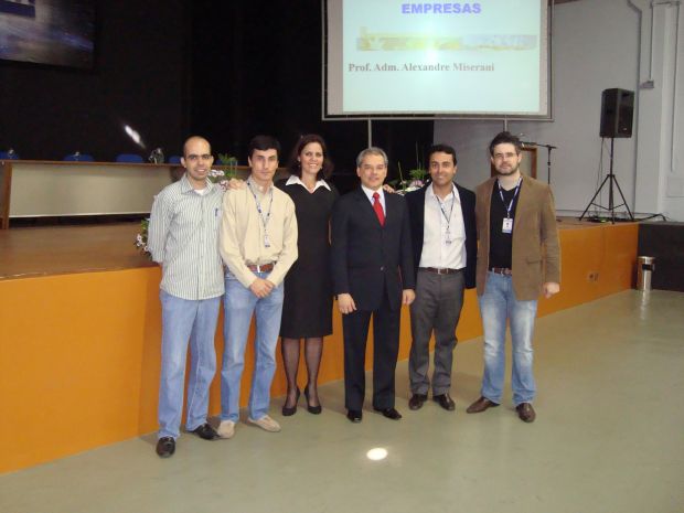 À esquerda da professora Rosália, o palestrante Alexandre Miserani.