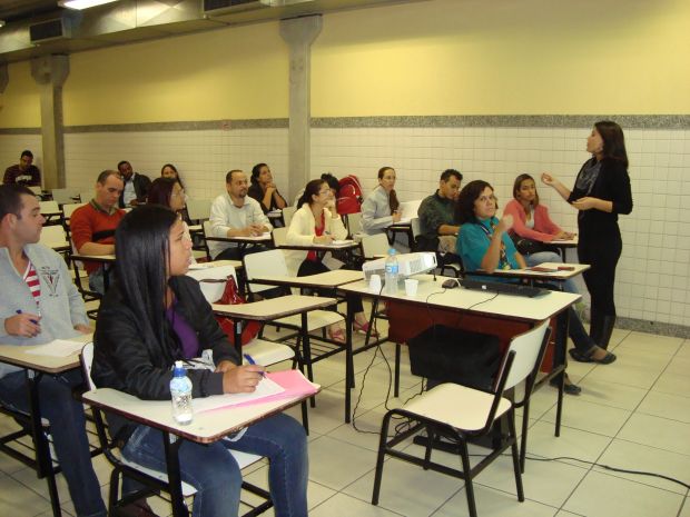 Palestra em sala de aula: Política Tributária e Municipalidade, ministrada Maria Eulália Meira.