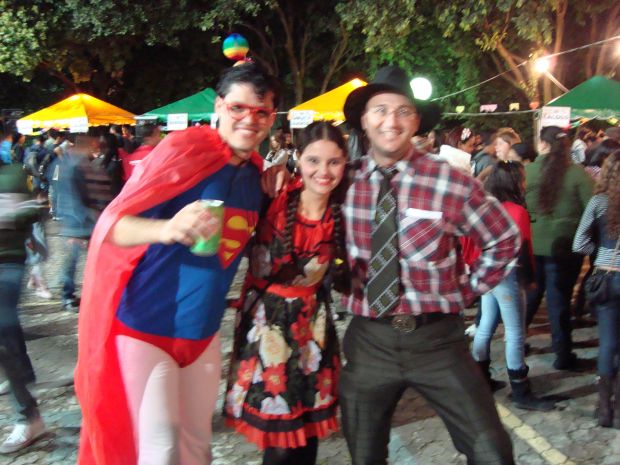 Lucas, o noivo Super-Homem, Pollianny Guerra, Assessora de Comunicação e Renato Nonato, marcador da quadrilha Mais Mió di Boa.