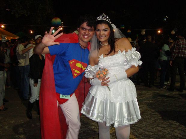 Os noivos: Lucas e Amanda, Super-Homem e Mulher-Maravilha.