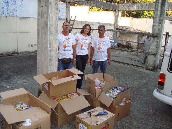 A Assessora de Comunicação da FAMINAS-BH, Pollianny Guerra, juntamente com os representantes da Instituição Caminhos para Jesus.