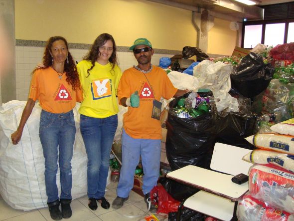 A Assessora de Comunicação da FAMINAS-BH, Pollianny Guerra, com os representantes da Associação Mineira de Reciclagem.