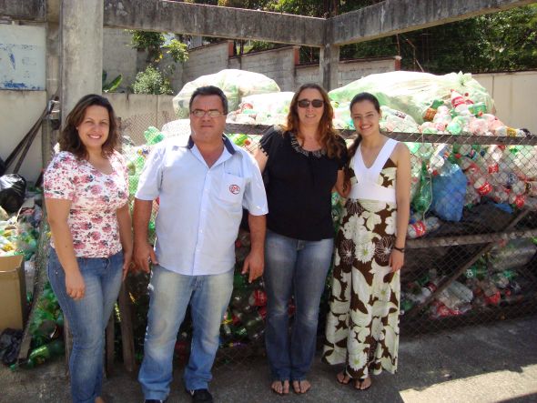 A Assessora de Comunicação da FAMINAS-BH, Pollianny Guerra, com os representantes da Associação de Pais e Amigos do Centro de Reabilitação.