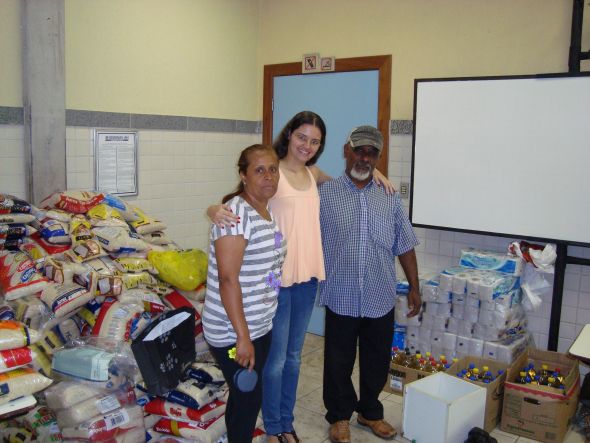 A Assessora de Comunicação da FAMINAS-BH, Pollianny Guerra, com os representantes da Casa de Assitência do Menor Gotinha dÁgua.